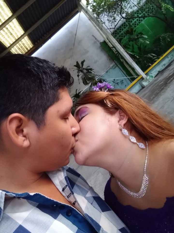 Karla reta a los novios de la comu a subir una foto de ellos besándose - 1