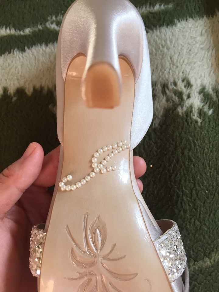 Bajo él zapatos - 1