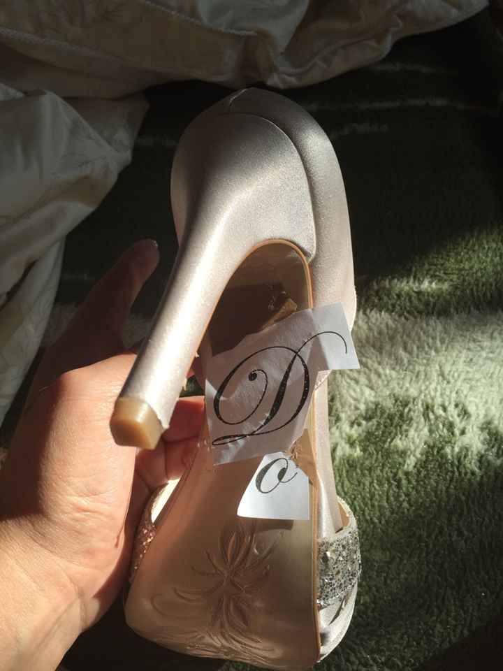 Bajo él zapatos - 2