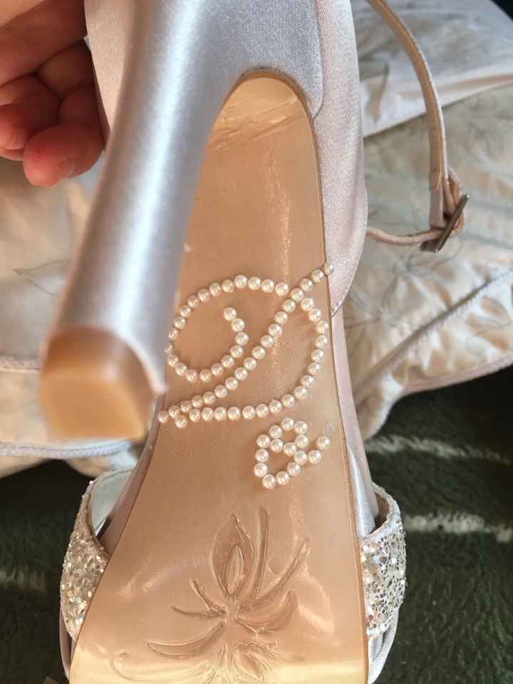 Bajo él zapatos - 3
