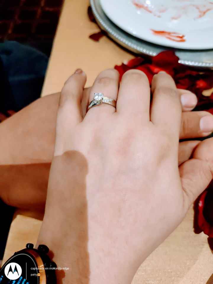 📸 Publica una foto mostrando su anillo de compromiso o alianza de boda - 1