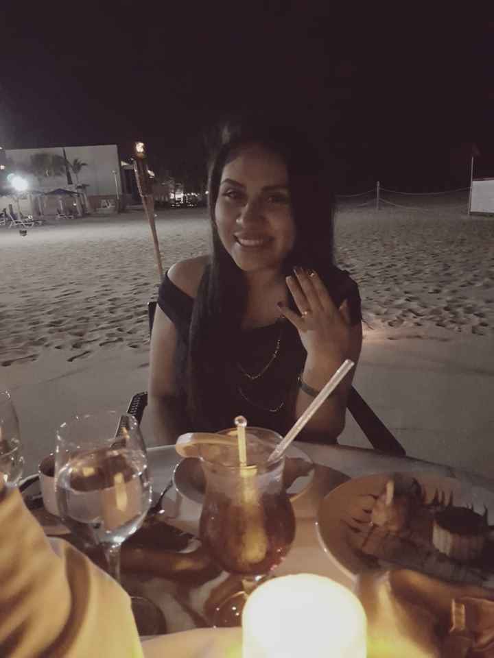 a la orilla del mar en una cena romántica de telenovela 