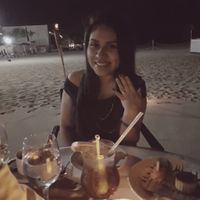 a la orilla del mar en una cena romántica de telenovela 