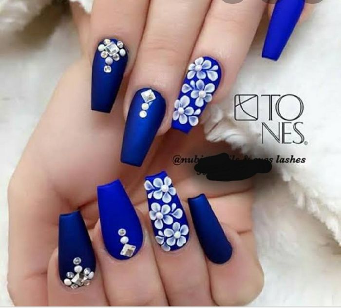 Diseños de uñas en azul 8