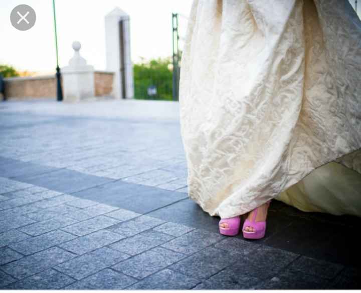 ¿Alguien uso tacones rosas o de color con su vestido de novia? - 3