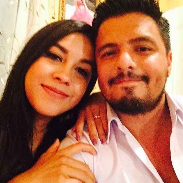 feliz y comprometidos 