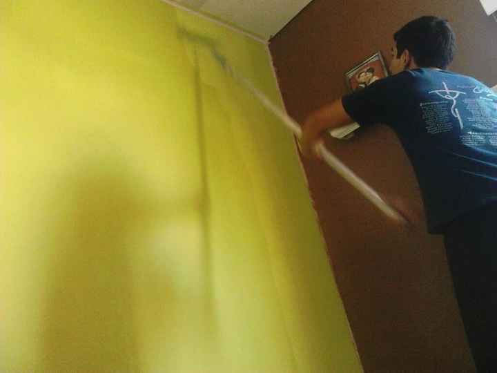 mi amor pintando nuestro cuarto