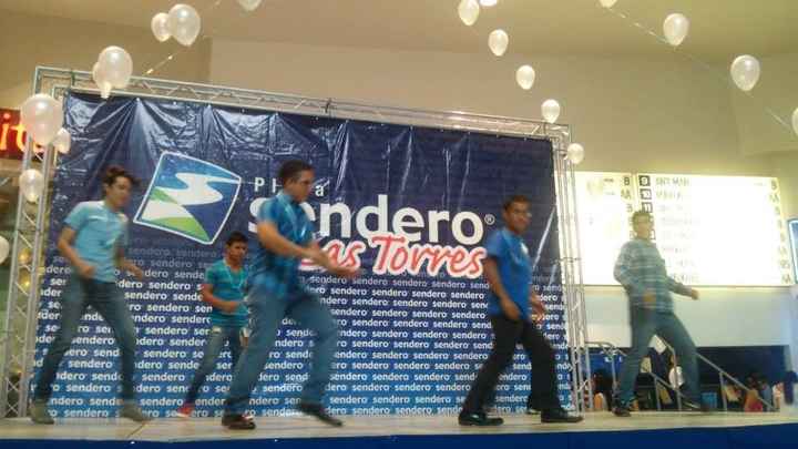 hombres bailando
