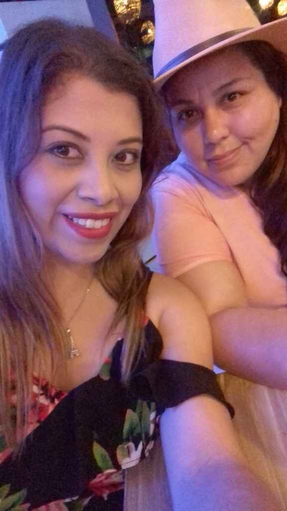aqui estamos en un viaje a una de nuestras playas favoritas MAZATLAN,en un restauran que se llama el