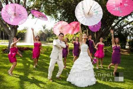 sombrillas como recuerdos para boda en el dia