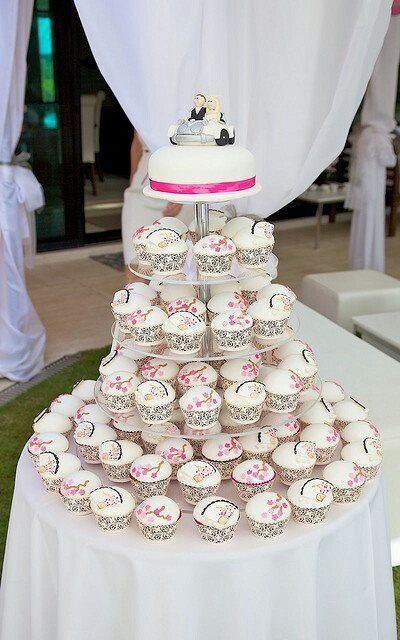 Pastelito para los novios y cupcakes para los invitados
