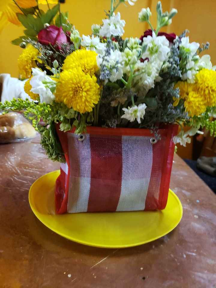 Ayuda con el banquete y centros de mesa. - 2