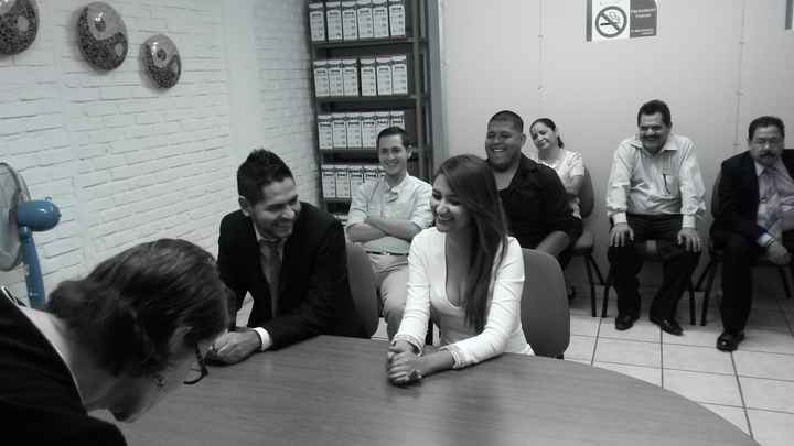 Con la oficial del registro