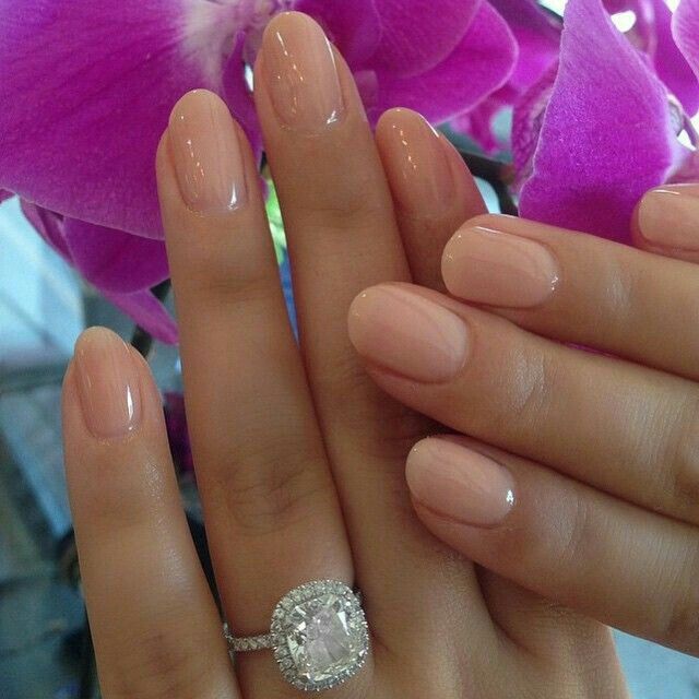 Uñas stiletto vs. uñas clásicas - 1