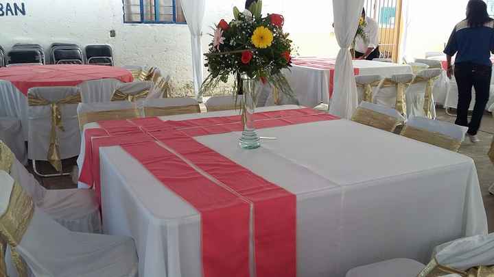 Mesa cuadrada con las telas en la orilla!