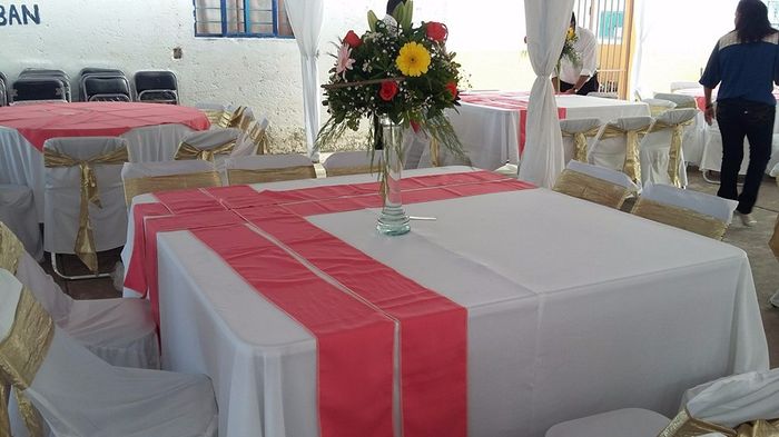 Mesa cuadrada con las telas en la orilla!