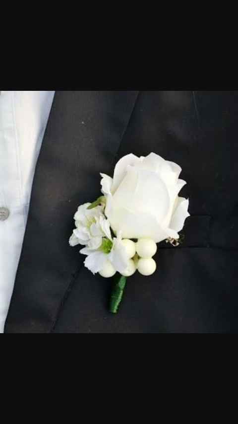 Blanco boutonniere para ellos - 1