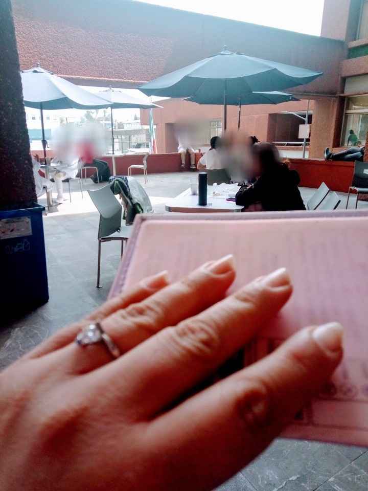 Mi anillo en un restaurante - 1