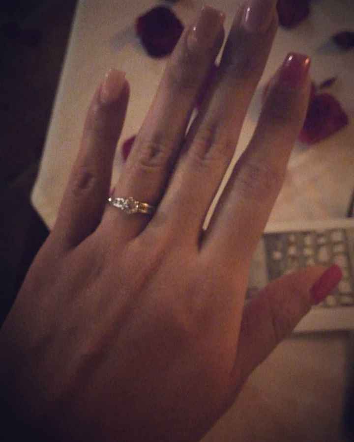 📸 Publica una foto mostrando su anillo de compromiso o alianza de boda - 1