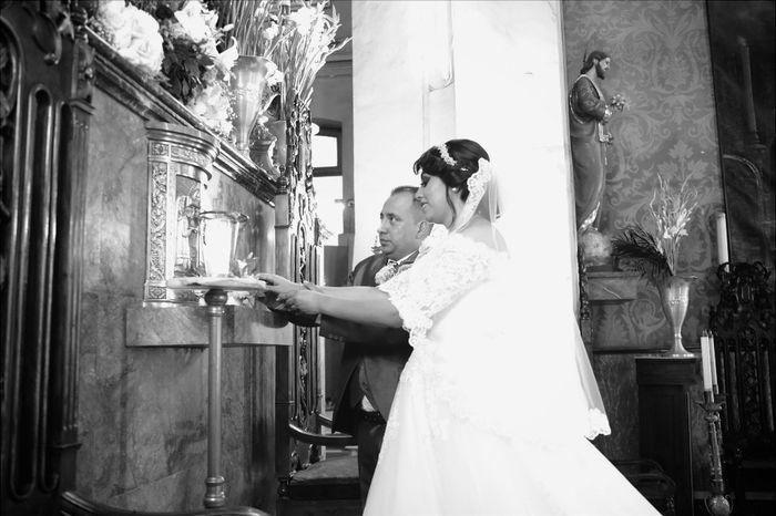 Entrega ramo a la virgen