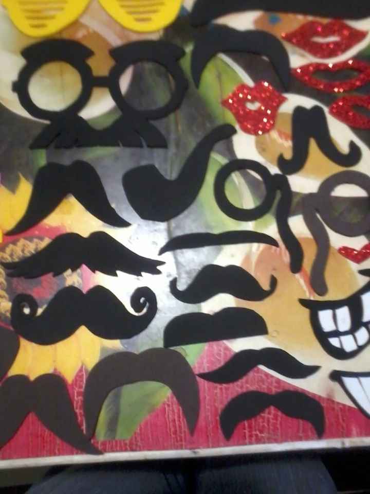 más lentes (hasta con bigote incluido) 