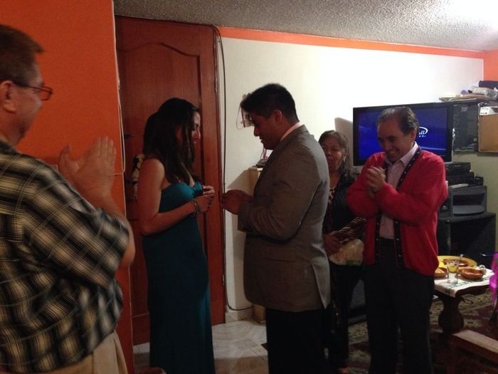 poniendome mi anillo