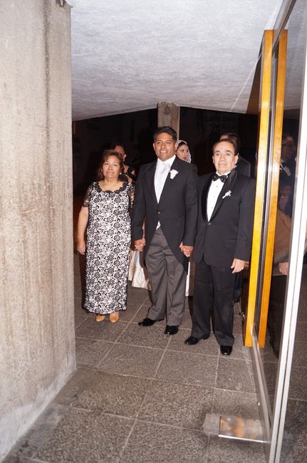 Entrando con sus papás