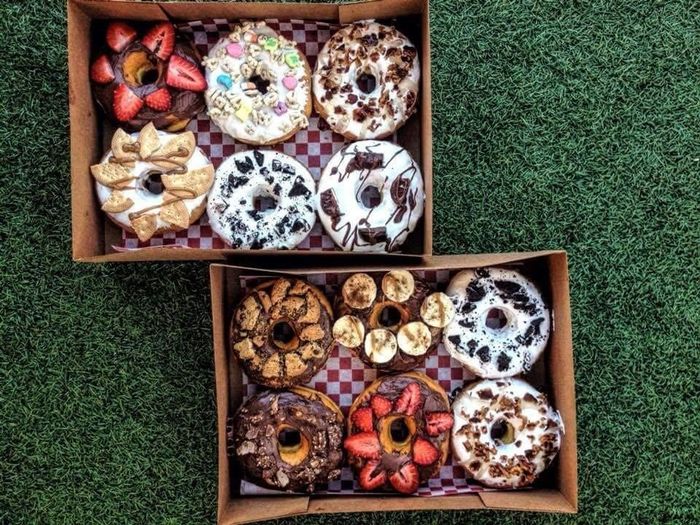 Donas en lugar de Pastel en su respectiva cajita y una nota de agradecimiento 