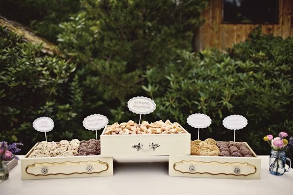 11. Mesa buffet de galletas Incorpora una variedad de galletas a tu mesa de postres, ¿a quién no le 