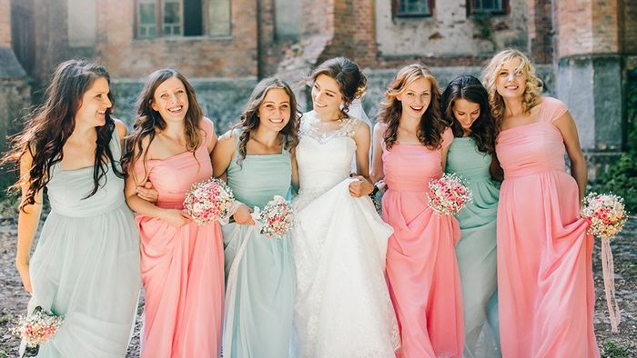 Si elegiste tener damas para tu boda, tienes que lograr que su outfit vaya adhoc con el estilo de bo