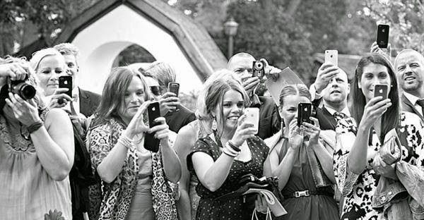 4°No tomar fotos en grupo mientras el fotografo lo hace, pues casi siempre todos miraran a los celul