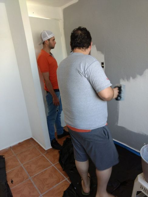 Pintando el nidito, el de gris es uno de mis amigos que me robo mi esposo y ahora ya es uno de sus m