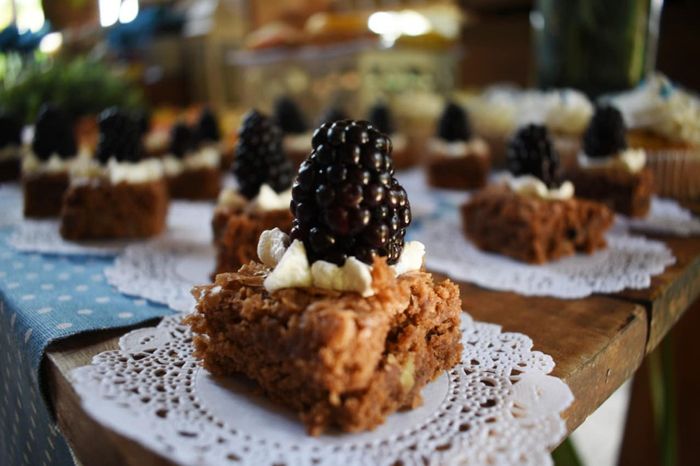 Brownie con betun y moras