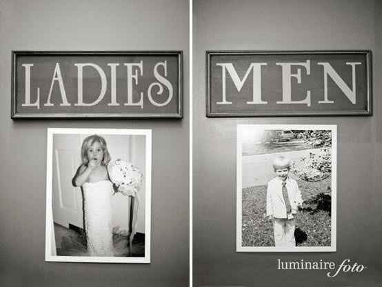 2. Personaliza la puerta de los baños Usa fotos de la novia y el novio de pequeños para personalizar