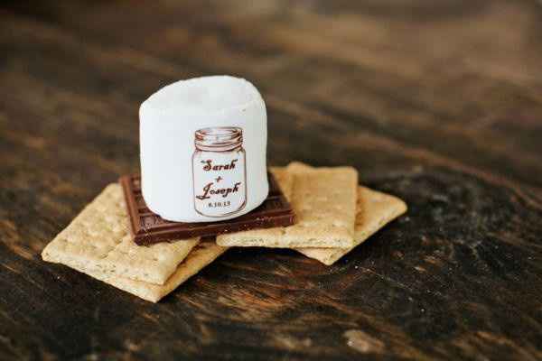 8. Caramelos personalizados. Puedes estampar la fecha o el retrato de la pareja en los caramelos par