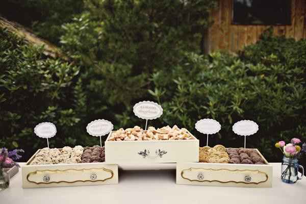 11. Mesa buffet de galletas Incorpora una variedad de galletas a tu mesa de postres, ¿a quién no le 