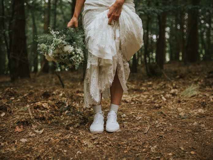 5. Zapatos cómodos + un cambio  Les aseguro que unos zapatos incómodos restarán diversión a la boda.