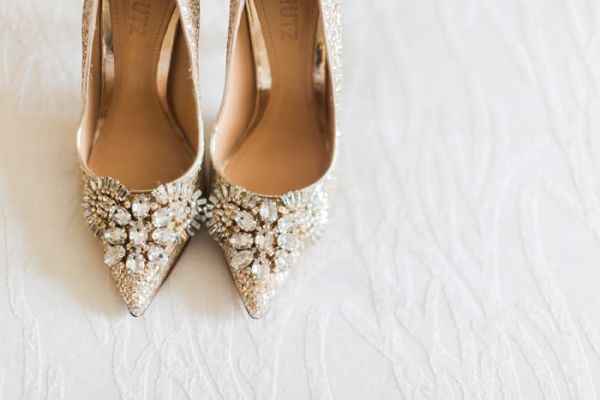 7- Considera prácticas y accesorios Si quieres usar un velo, por ejemplo, pruébatelo uno con el vest