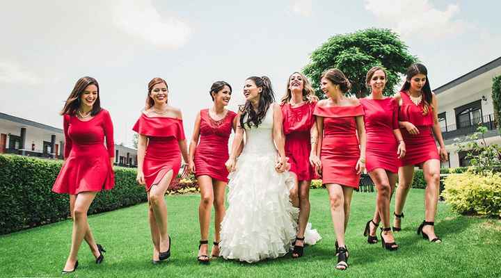 Los zapatos. Cuando el vestido es largo, no tiene tanta importancia, pero cuando eliges corto para e