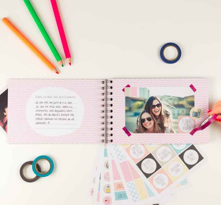 3. Un álbum de fotos de las dos.  Una gran manera de recopilar todos los momentos divertidos que hay