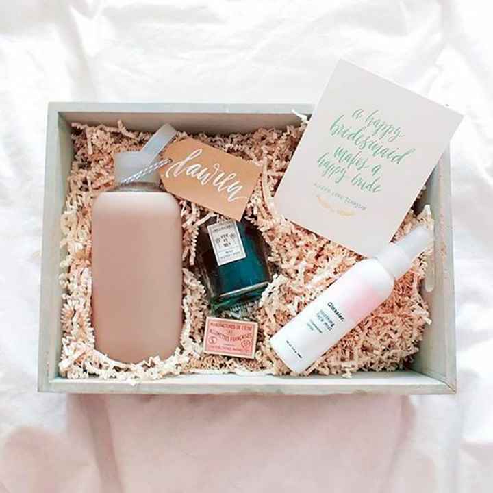 5. Una caja de la amistad  Otra gran idea de DIY puede ser esta caja. Compra una cajón o un cofre bo