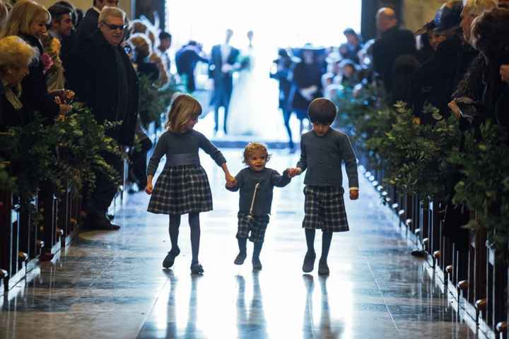 Boda de invierno  Elige telas pesadas con saquitos o sweaters. El terciopelo es un gran elemento par
