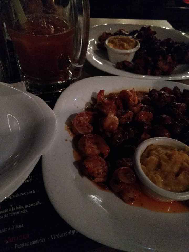 Nuestra cena, de verdad estaba deliii, eran camarones al ajillo, con papas cambrai adobadas y un pur