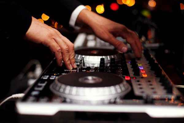 4. Elige y reserva la música de la boda  Esta debe ser una prioridad – ya que a menudo es difícil co