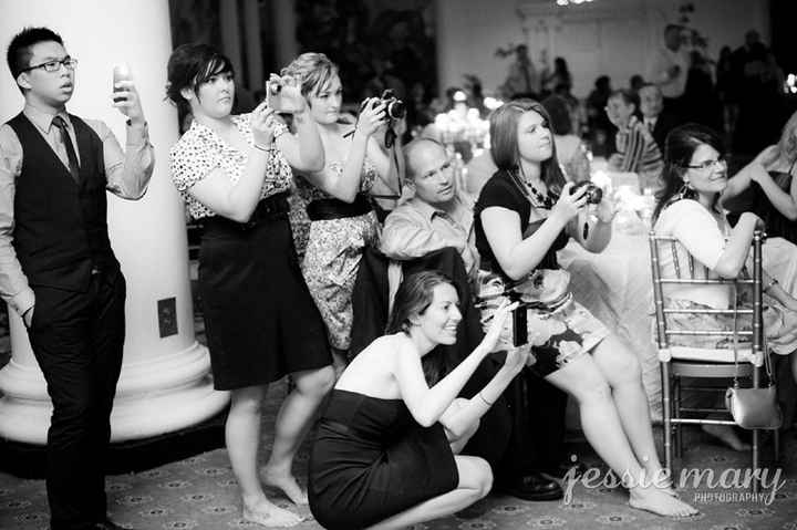 1° Evitar tomar fotografías con flash mientras el fotógrafo oficial  toma momentos clave, como a los