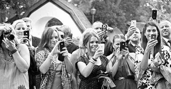 4°No tomar fotos en grupo mientras el fotografo lo hace, pues casi siempre todos miraran a los celul