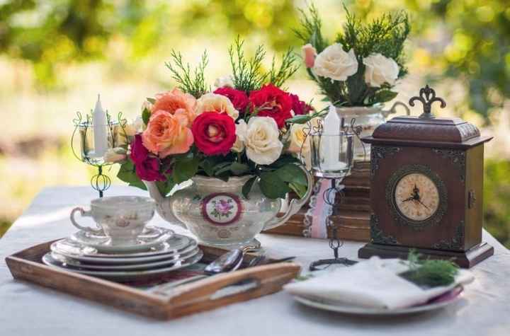 Esta tambine esta opcion yo dejaria solo la tetera con flores y a un lado agregaria una taza pequeña