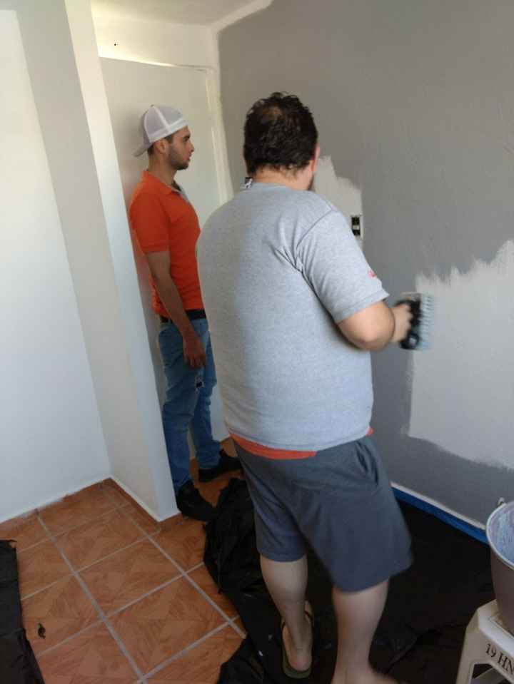 Pintando el nidito, el de gris es uno de mis amigos que me robo mi esposo y ahora ya es uno de sus m