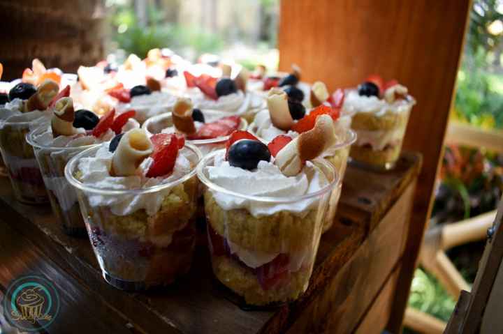 Postre en baso con panecillo betun y frutos rojos, uno de mis favoritos