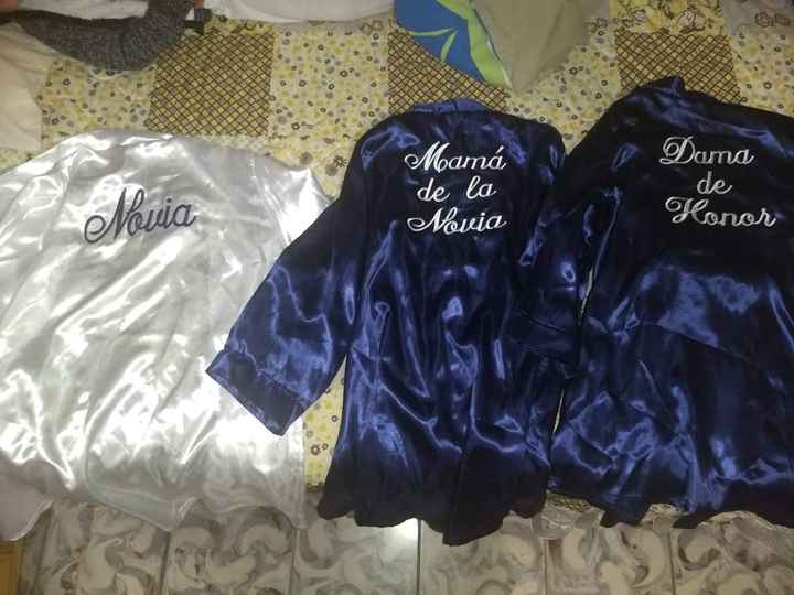 El color de las batas azules es un poquititititi mas calro que como se ve en las fotos.